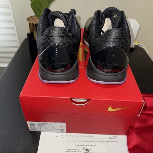 Athletic_Shoes